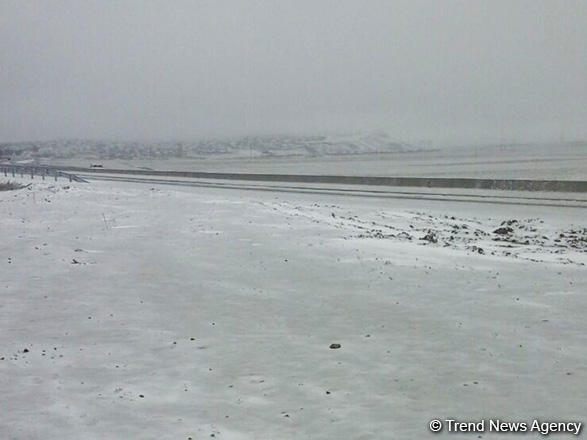 Bakı-Şamaxı-Yevlax yolu buz bağlayıb - Avtomobillər yolda qalıb