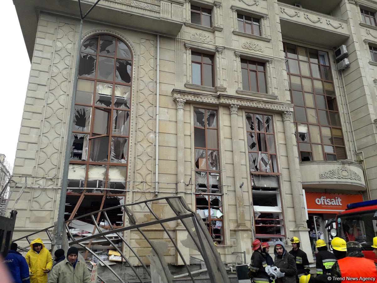 Жильцы сгоревшего дома в Баку смогут вернуться домой по завершению расследования о состоянии здания