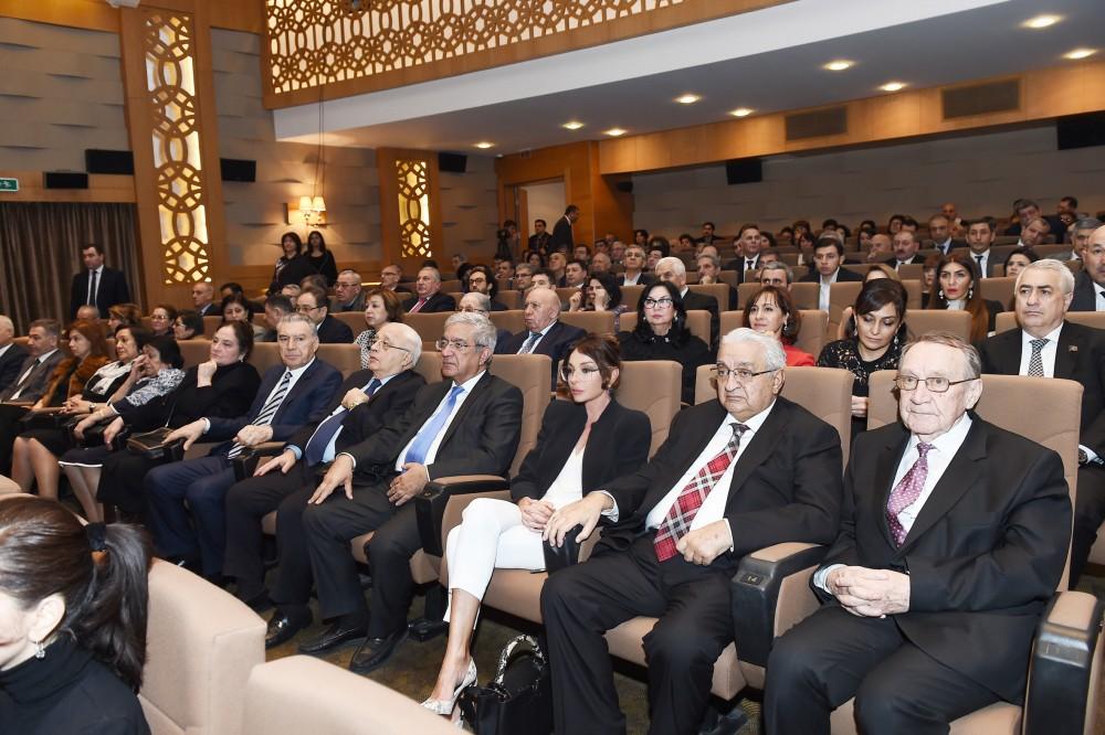 Первый вице-президент Азербайджана Мехрибан Алиева приняла участие на премьере художественного фильма «Одна семья» (ФОТО)