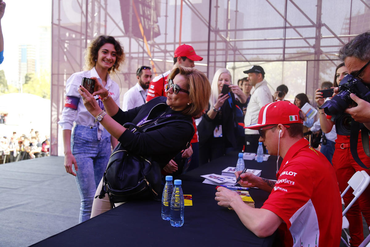 В Баку прошла автограф-сессия пилотов «Формулы 1» 
