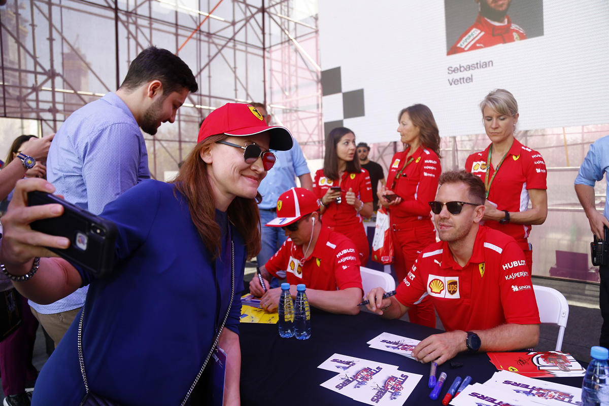 В Баку прошла автограф-сессия пилотов «Формулы 1» 