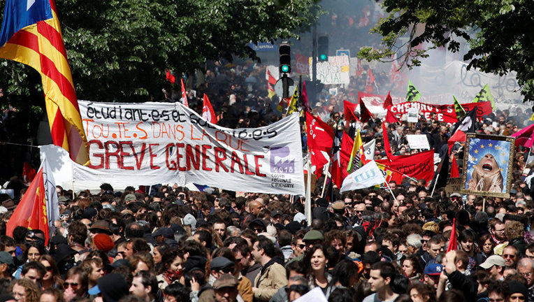 В первомайской демонстрации Парижа приняли участие более 30 тысяч человек