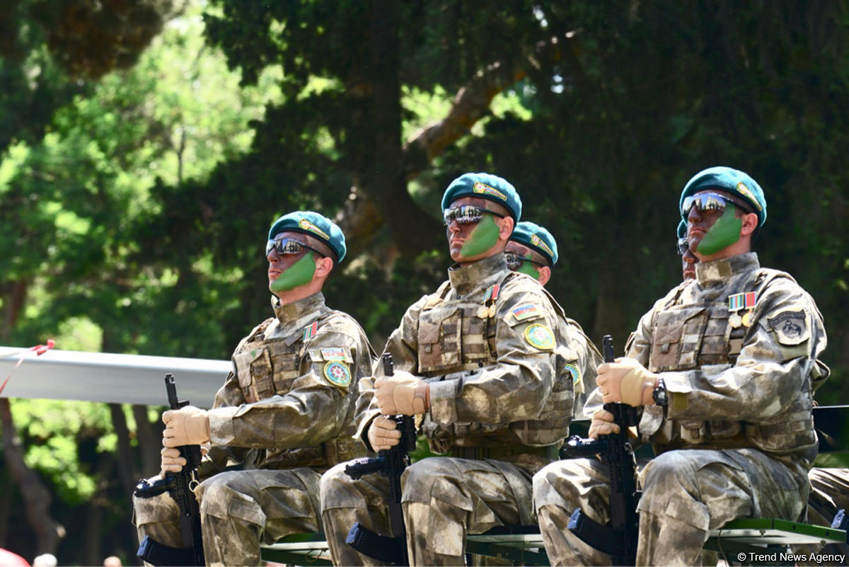 В Баку прошел военный парад в связи со 100-летним юбилеем ВС Азербайджана