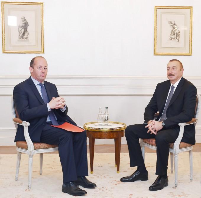 Президент Ильхам Алиев встретился в Париже с вице-президентом компании 