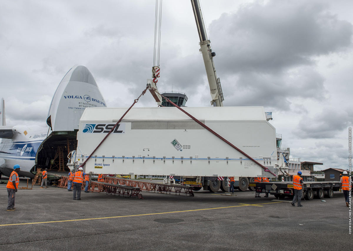 Азербайджанский спутник доставлен на космодром во Французской Гвиане