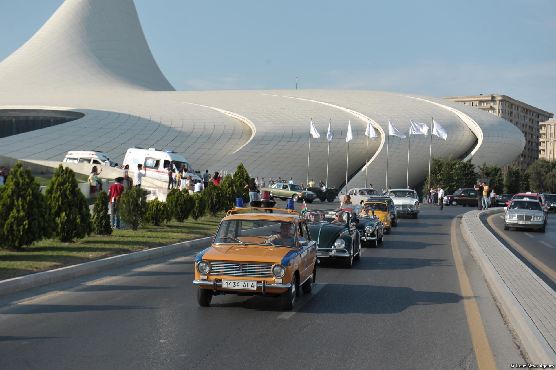 От парка Центра Гейдара Алиева по улицам Баку прошел традиционный пробег классических автомобилей (ФОТО, ВИДЕО)