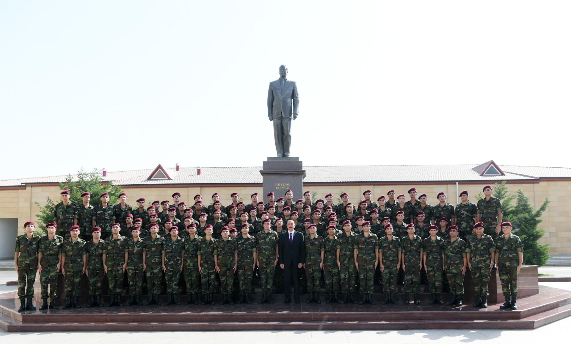 Президент Ильхам Алиев и Первая леди Мехрибан Алиева приняли участие в церемонии принятия присяги молодыми солдатами Службы государственной безопасности Азербайджана