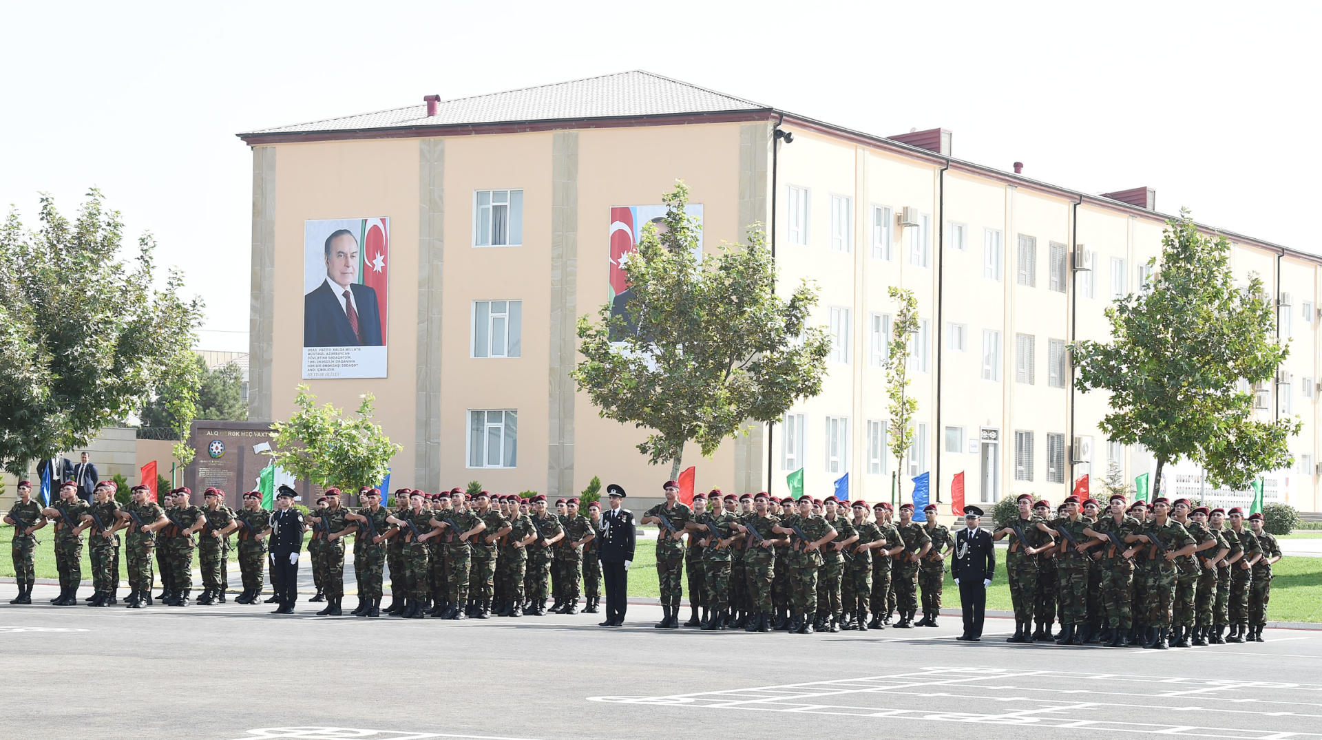 Президент Ильхам Алиев и Первая леди Мехрибан Алиева приняли участие в церемонии принятия присяги молодыми солдатами Службы государственной безопасности Азербайджана