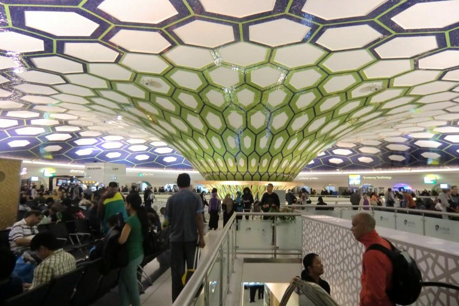 В аэропорту Абу-Даби начали конвертировать шаги пассажиров в электричество