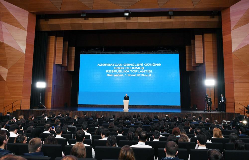 Президент Азербайджана: Мы не должны ограничиваться достигнутыми успехами, всегда должны смотреть вперед