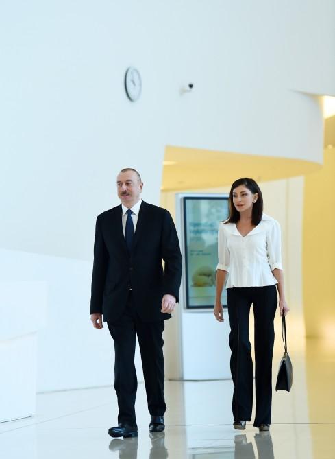 Президент Ильхам Алиев и Первая леди Мехрибан Алиева встретились с группой деятелей культуры и искусства