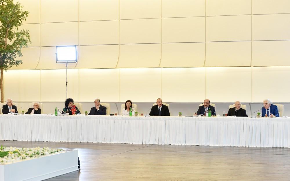Президент Ильхам Алиев и Первая леди Мехрибан Алиева встретились с группой деятелей культуры и искусства