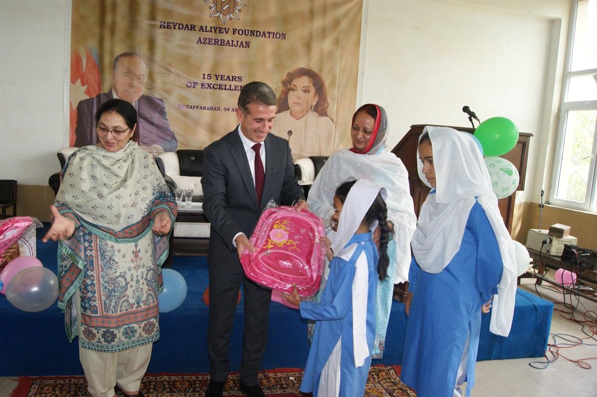 Фонд Гейдара Алиева отправил подарки для школы для девочек в Пакистане (ФОТО)