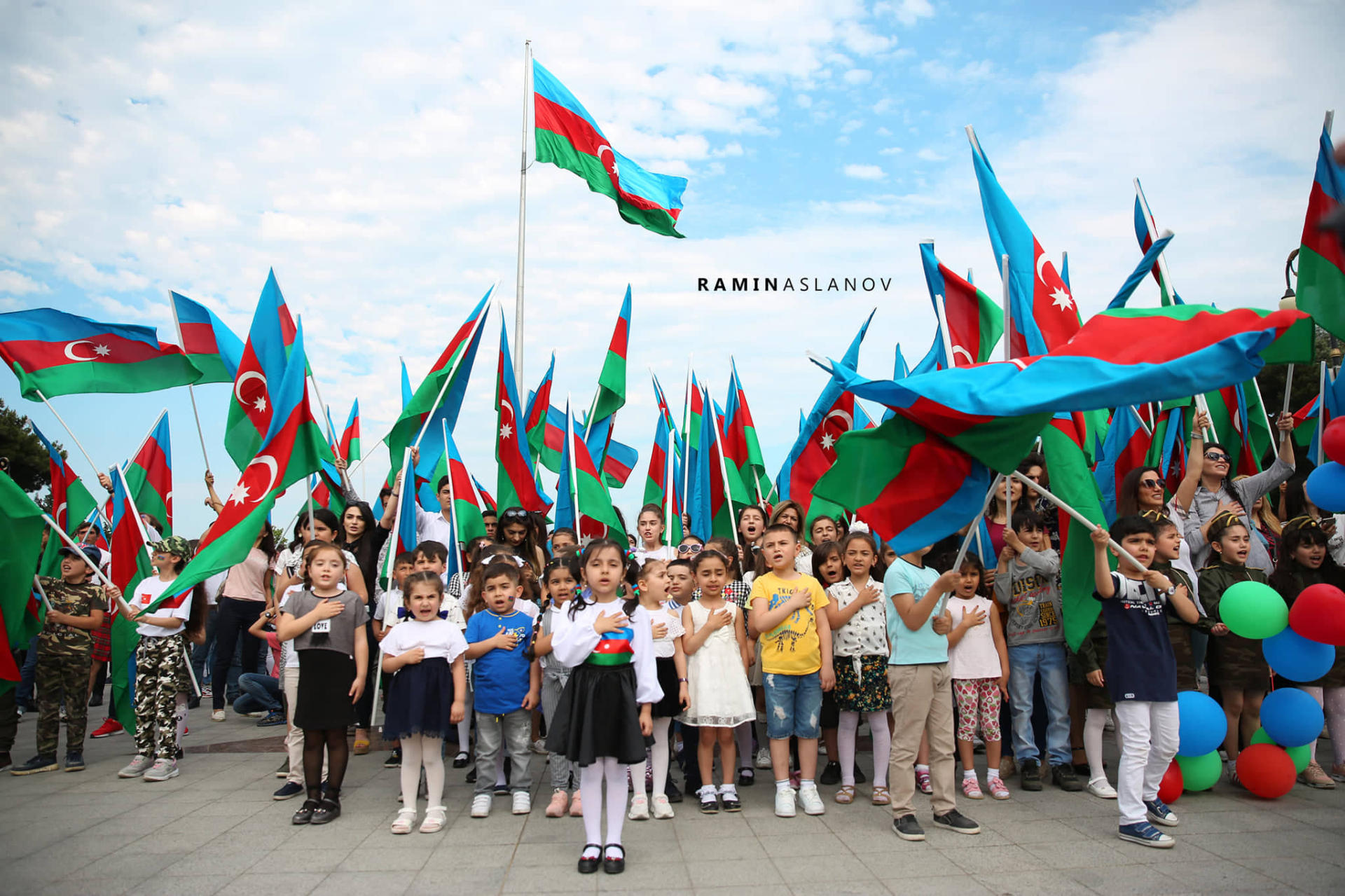 На Бульваре прошел флешмоб с флагами Азербайджана "Вместе исполним Гимн"