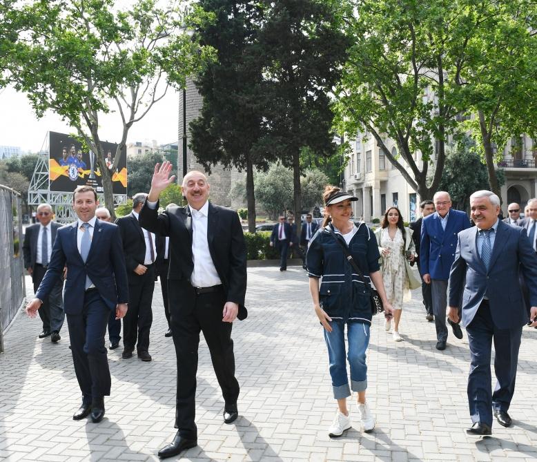 Президент Ильхам Алиев и Первая леди Мехрибан Алиева прогулялись по Приморс ...