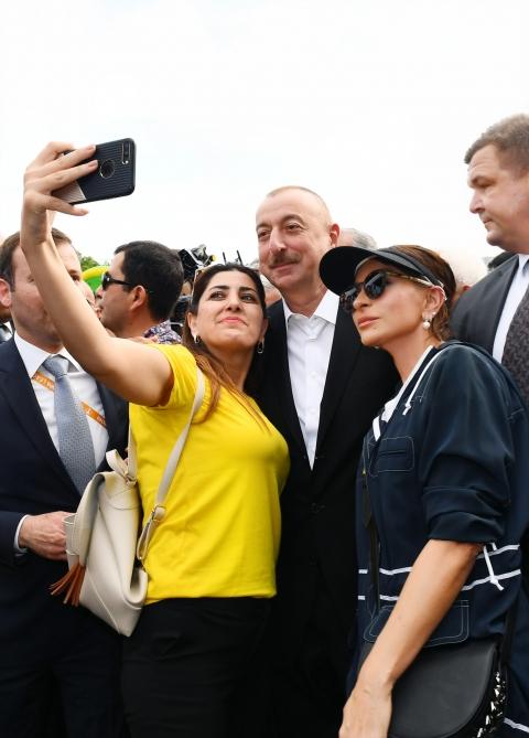 Президент Ильхам Алиев и Первая леди Мехрибан Алиева прогулялись по Приморскому национальному парку