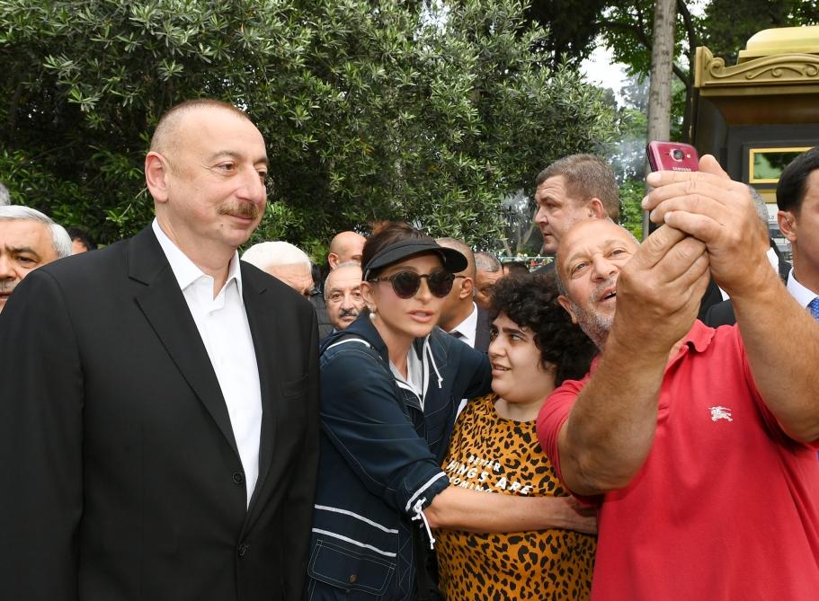 Президент Ильхам Алиев и Первая леди Мехрибан Алиева прогулялись по Приморскому национальному парку