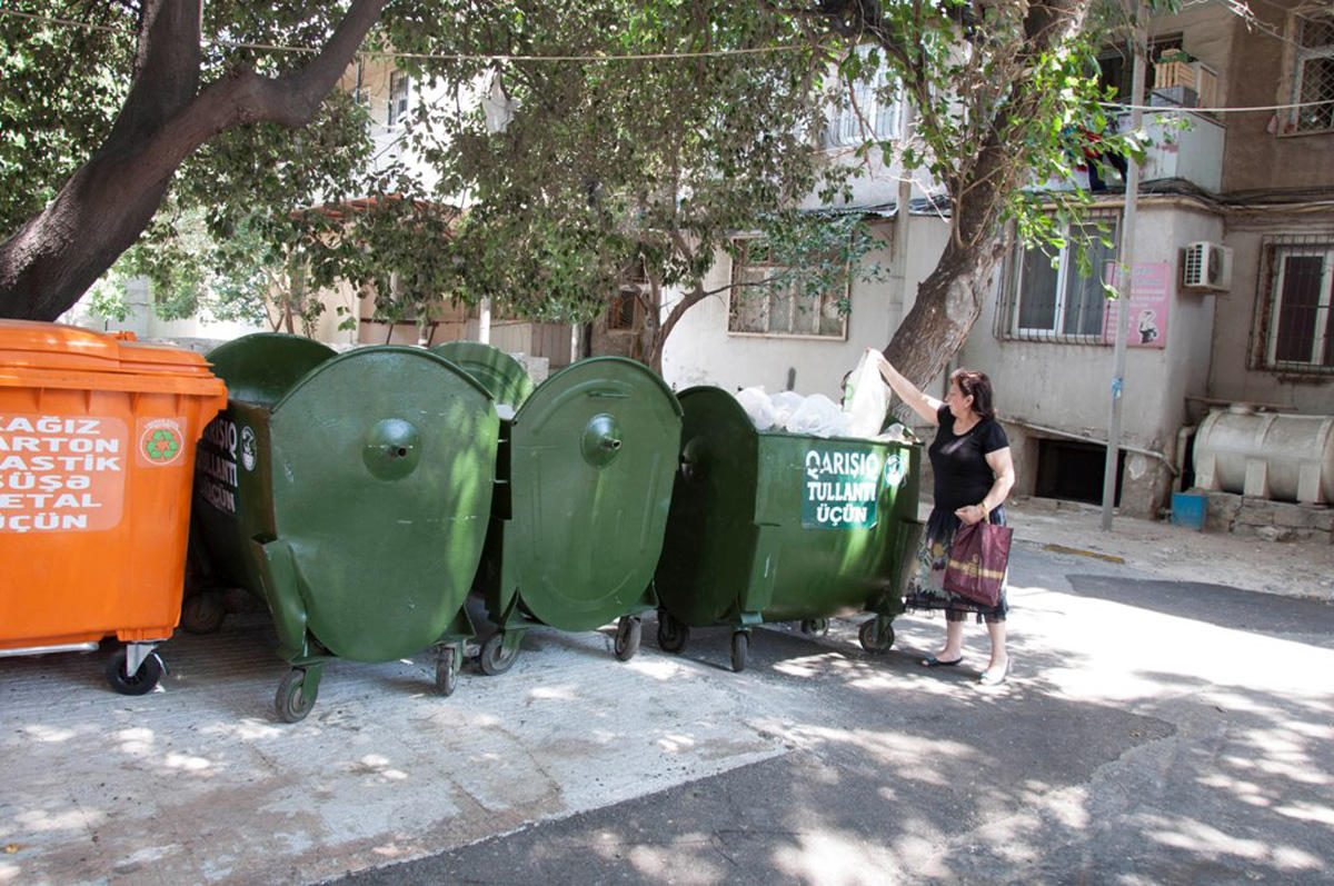 В одном из районов Баку тестируют новый пилотный проект по регулированию бытовых отходов
