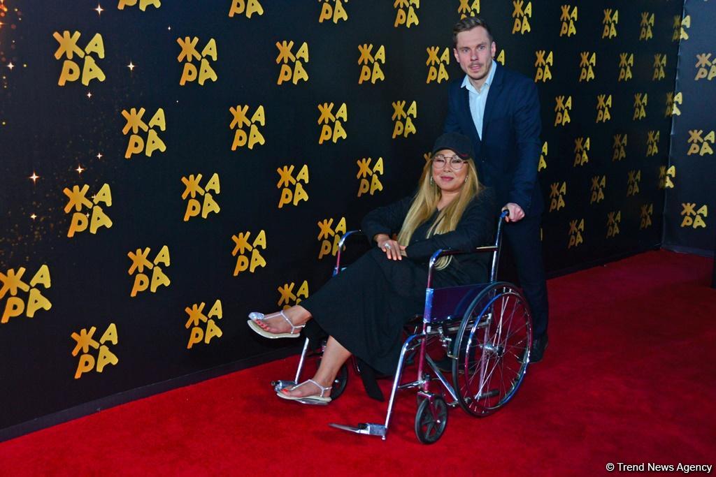 Сглазили…Анита Цой появилась в инвалидной коляске на красной дорожке фестиваля 