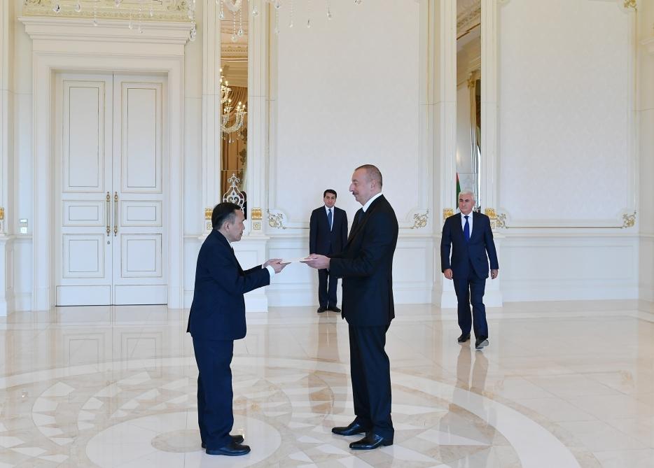 Президент Ильхам Алиев принял верительные грамоты новых послов Омана и Лаоса (ФОТО) (версия 3)