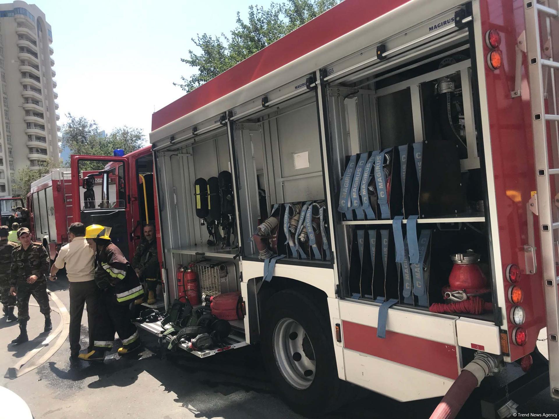 Bakıda çoxmərtəbəli binada yanğın zamanı 17 nəfər təxliyə olunub (FOTO) (YENİLƏNİB-2)