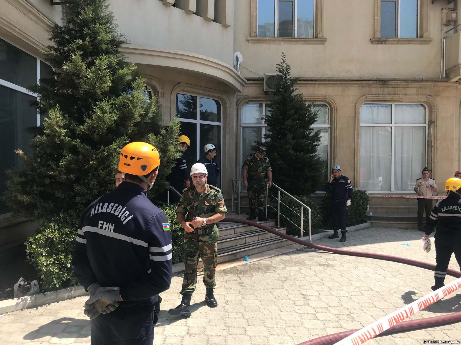 Bakıda çoxmərtəbəli binada yanğın zamanı 17 nəfər təxliyə olunub (FOTO) (YENİLƏNİB-2)