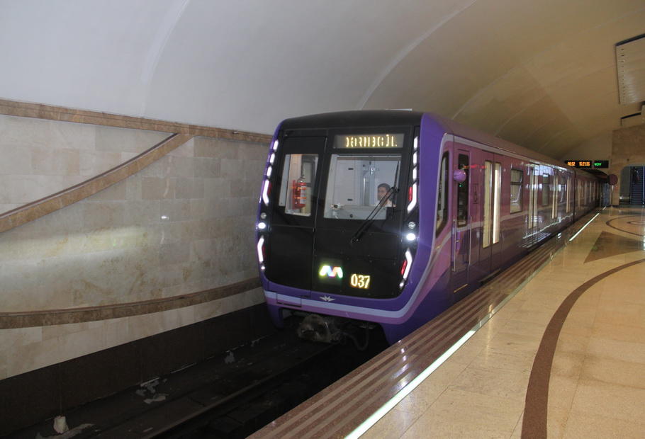 Bakı metrosunda yeni qatarda problem - Stansiyaya təcili yardım çağırıldı