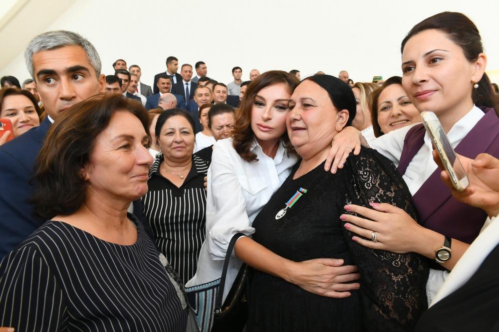 Azərbaycanın Birinci vitse-prezidenti Mehriban Əliyeva Heydər Əliyev Mərkəzində məcburi köçkünlərin tədbirində iştirak edib (FOTO)