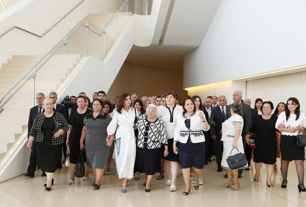 Azərbaycanın Birinci vitse-prezidenti Mehriban Əliyeva Heydər Əliyev Mərkəzində məcburi köçkünlərin tədbirində iştirak edib (FOTO)