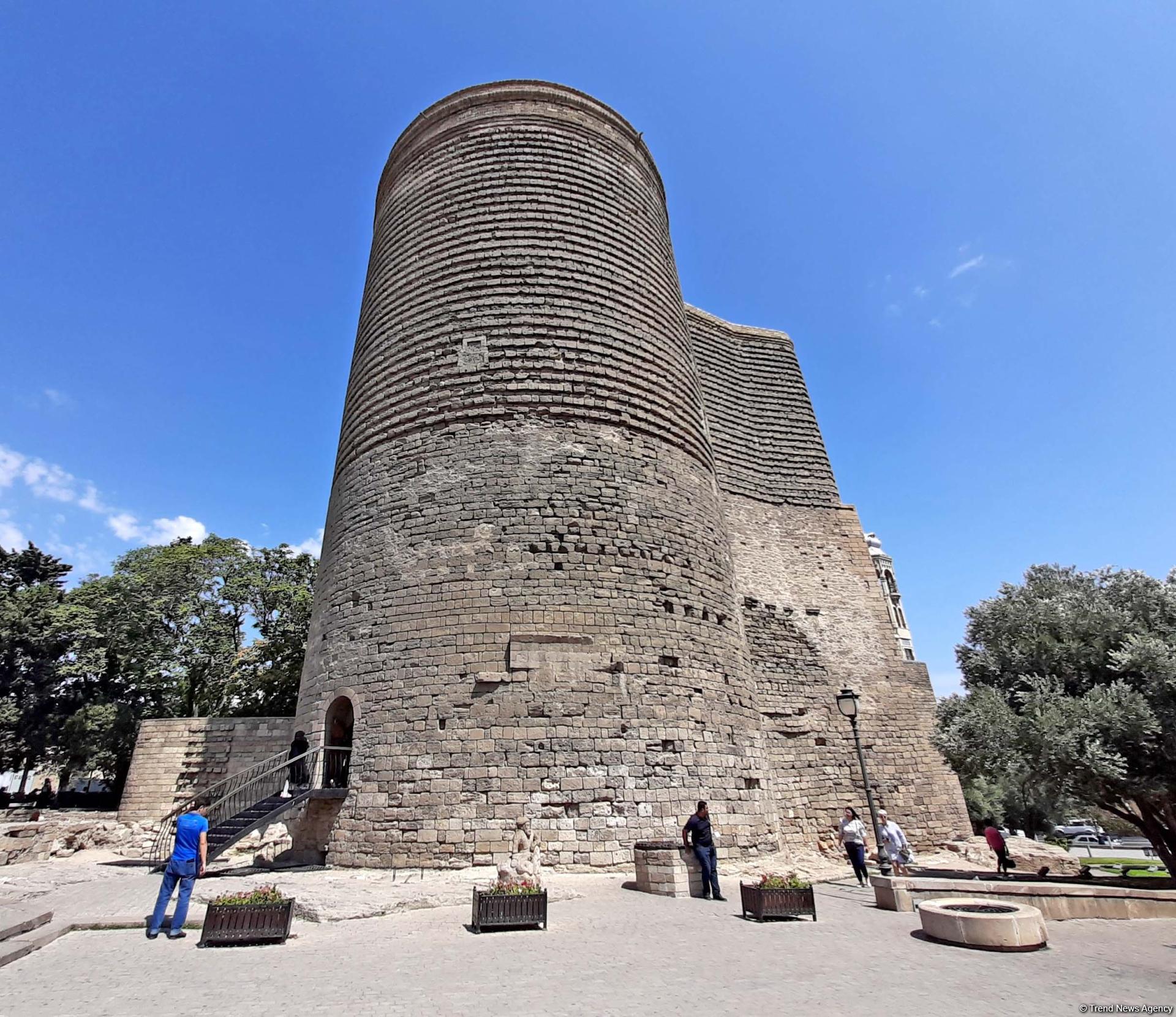 Baku's Mysterious Tower (PHOTO)