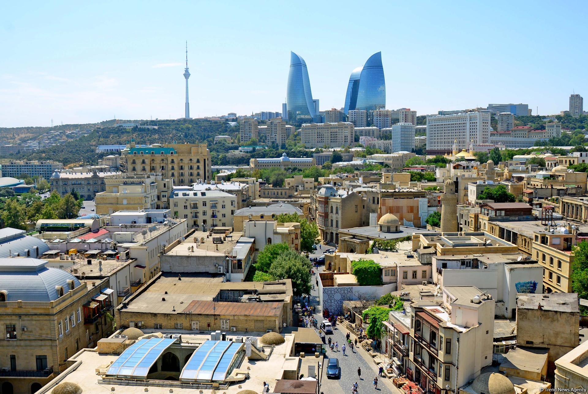 Baku's Mysterious Tower (PHOTO)