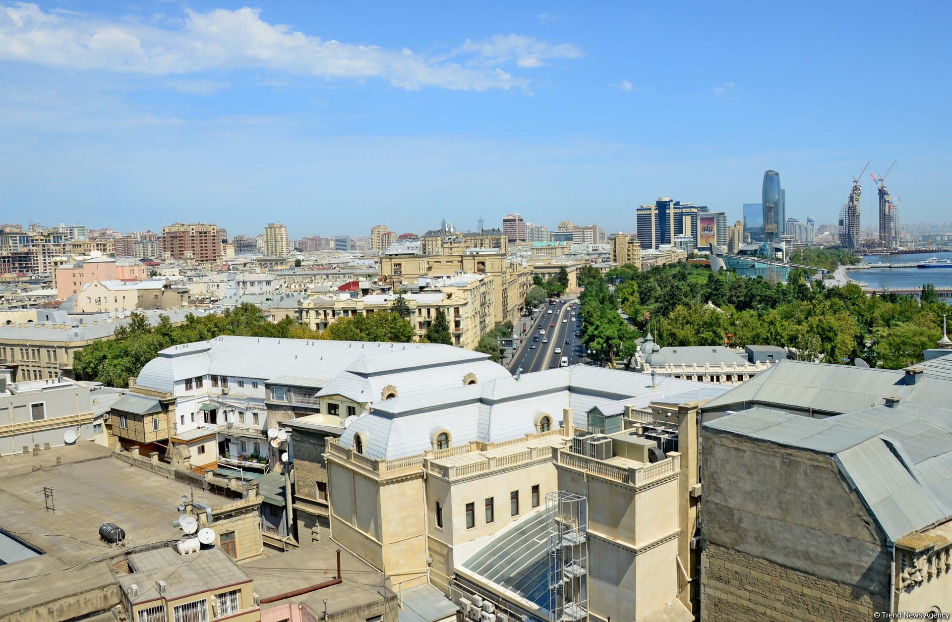 Baku's Mysterious Tower (PHOTO)