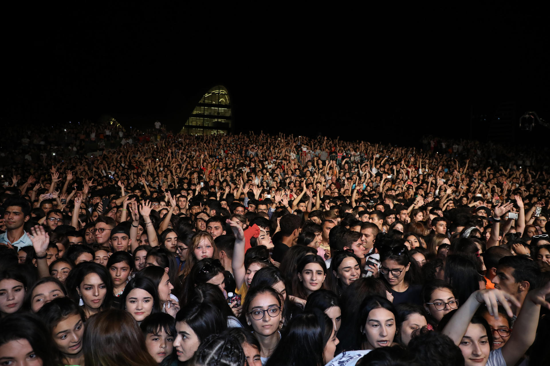 Heydər Əliyev Mərkəzinin qarşısında izdiham: 30 mindən çox tamaşaçının müğənnilərlə birgə ifaları ilə yadda qalan konsert (FOTO/VİDEO)