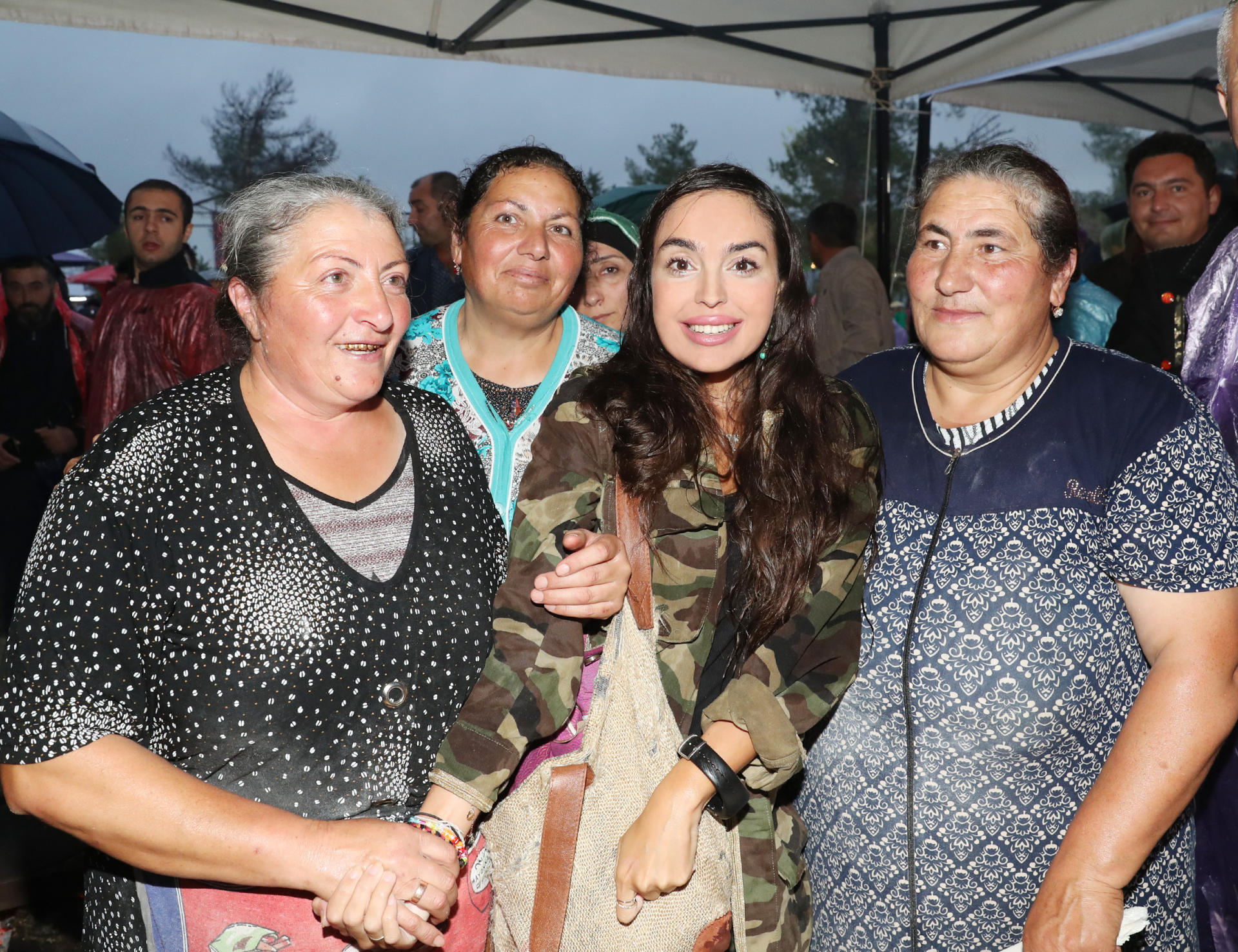 Heydər Əliyev Fondunun vitse-prezidenti Leyla Əliyeva Üzüm və Şərab Festivalında təşkil edilən pavilyonlarla tanış olub (FOTO)