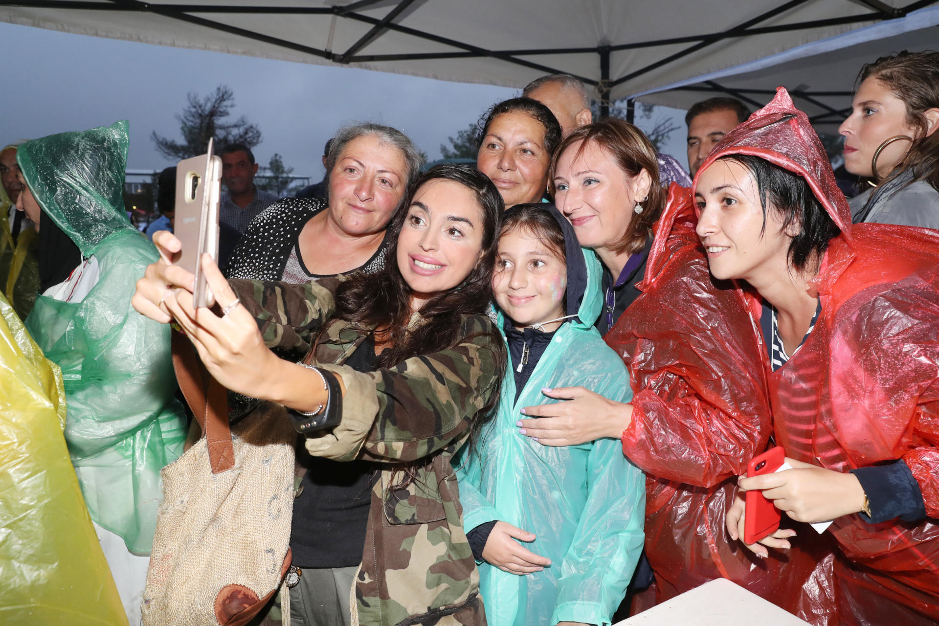 Heydər Əliyev Fondunun vitse-prezidenti Leyla Əliyeva Üzüm və Şərab Festivalında təşkil edilən pavilyonlarla tanış olub (FOTO)