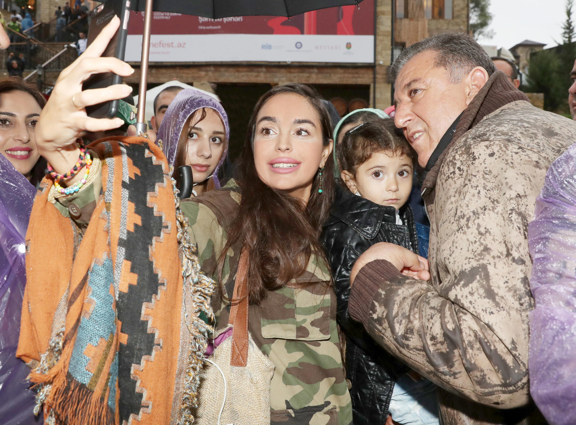 Heydər Əliyev Fondunun vitse-prezidenti Leyla Əliyeva Üzüm və Şərab Festivalında təşkil edilən pavilyonlarla tanış olub (FOTO)