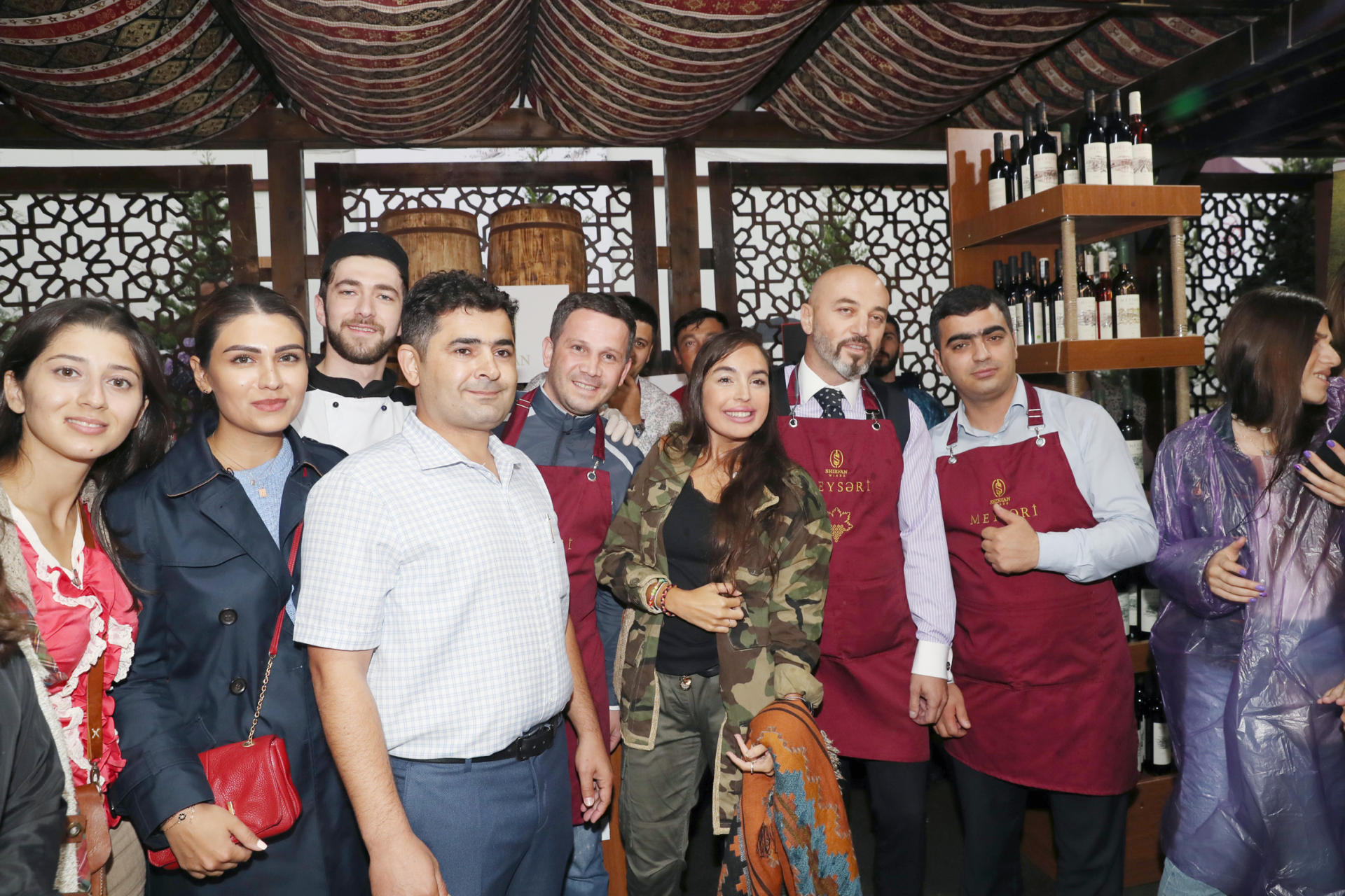 Heydər Əliyev Fondunun vitse-prezidenti Leyla Əliyeva Üzüm və Şərab Festivalında təşkil edilən pavilyonlarla tanış olub (FOTO)