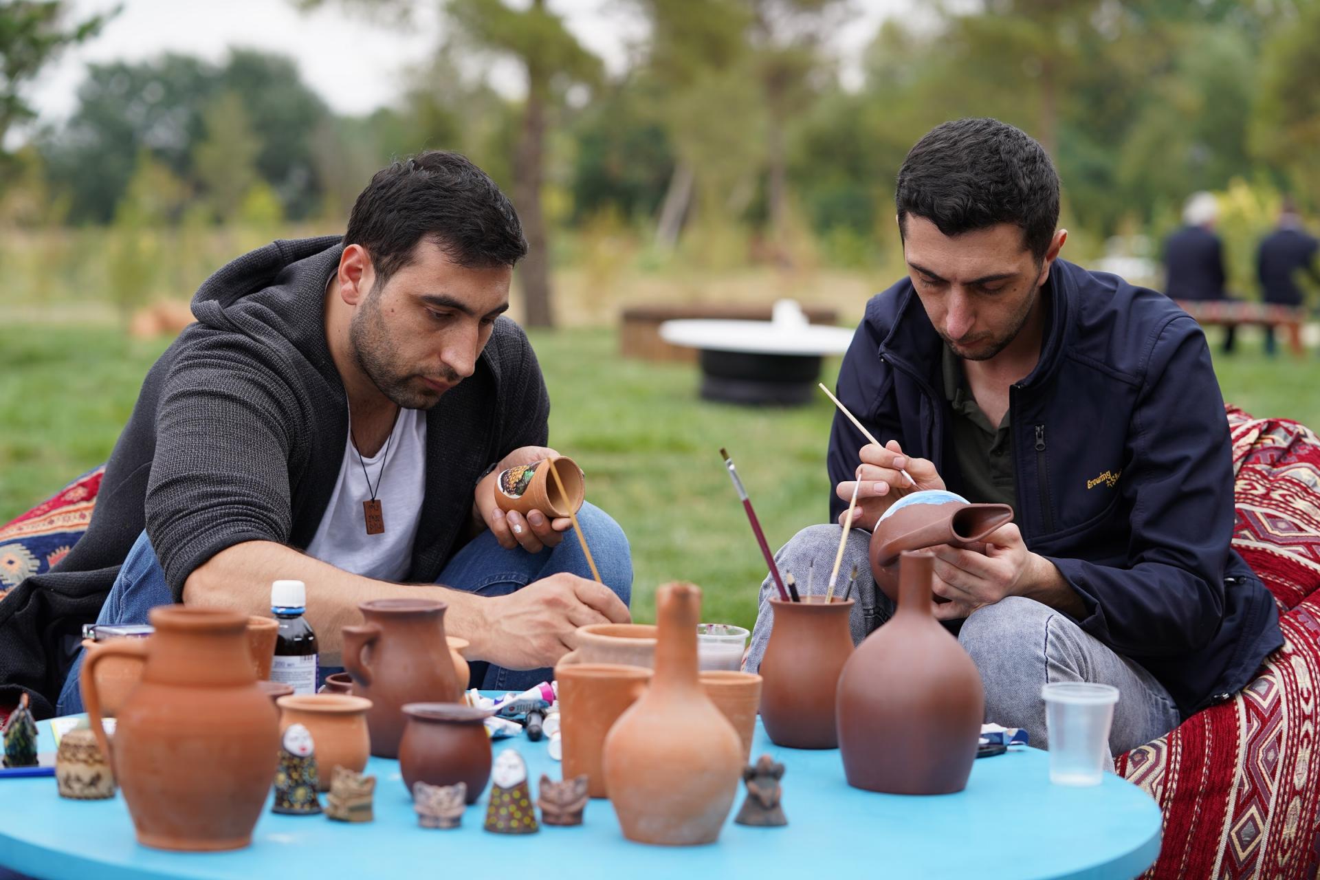 Heydər Əliyev Fondunun vitse-prezidenti Leyla Əliyeva Üzüm və Şərab Festivalında təşkil edilən pavilyonlarla tanış olub (FOTO)