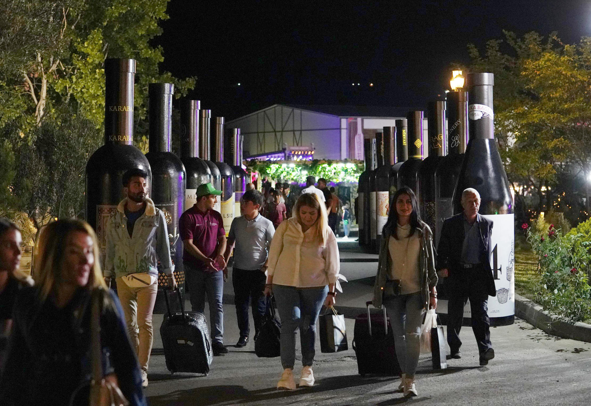 Heydər Əliyev Fondunun vitse-prezidenti Leyla Əliyeva Üzüm və Şərab Festivalında təşkil edilən pavilyonlarla tanış olub (FOTO)