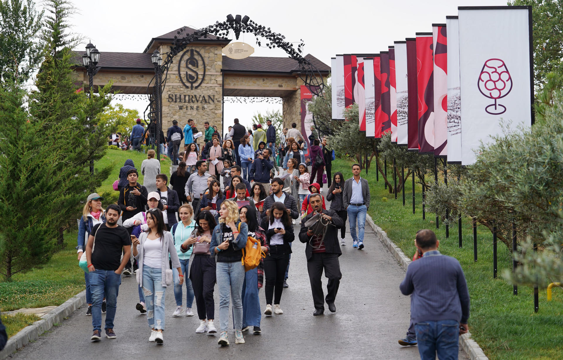 Heydər Əliyev Fondunun vitse-prezidenti Leyla Əliyeva Üzüm və Şərab Festivalında təşkil edilən pavilyonlarla tanış olub (FOTO)