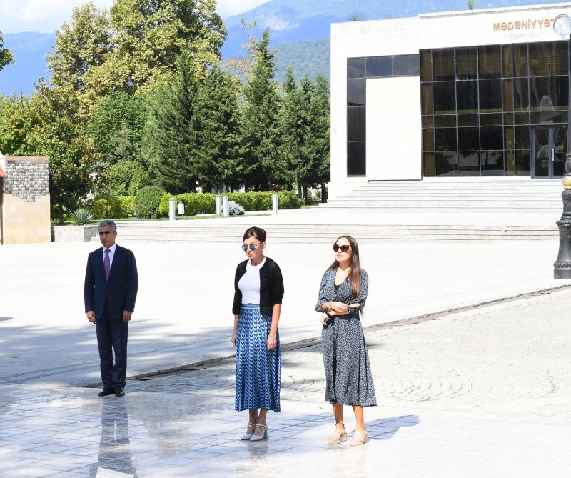 Birinci vitse-prezident Mehriban Əliyeva İsmayıllıda ulu öndər Heydər Əliyevin abidəsini ziyarət edib (FOTO)