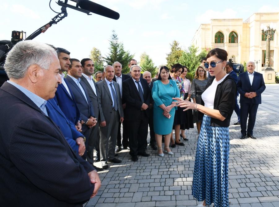 Birinci vitse-prezident Mehriban Əliyeva İsmayıllıda ulu öndər Heydər Əliyevin abidəsini ziyarət edib (FOTO)