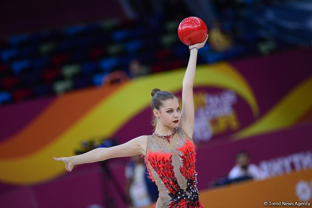 Azərbaycan gimnastları topla hərəkətlərdə çıxışlarından razı qalıblar (FOTO)