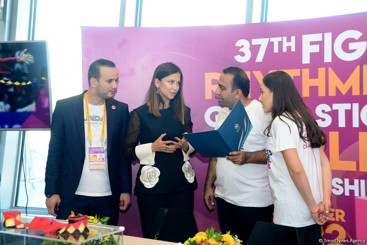 Bakıda Yana Batırşinanın gimnastika lenti hərracda 2500 avroya satıldı (FOTO)