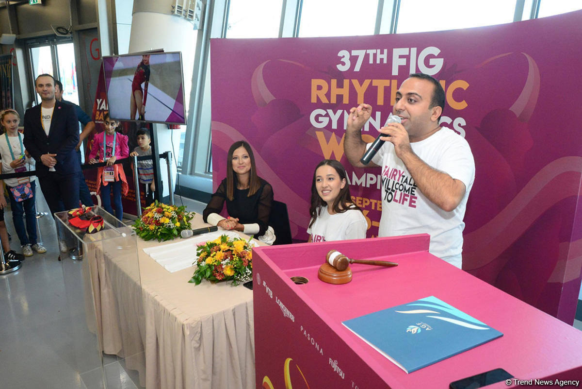 Bakıda Yana Batırşinanın gimnastika lenti hərracda 2500 avroya satıldı (FOTO)