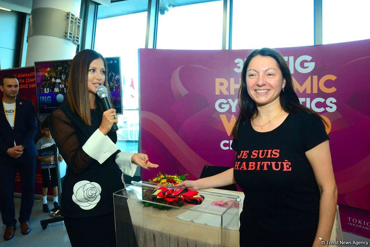 Bakıda Yana Batırşinanın gimnastika lenti hərracda 2500 avroya satıldı (FOTO)