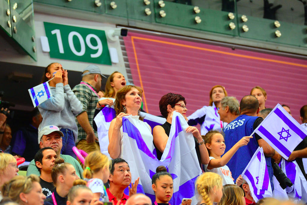 Milli Gimnastika Arenasında dünya çempionatı çərçivəsində qrup hərəkətlərdə komanda yarışları davam edir (FOTO)