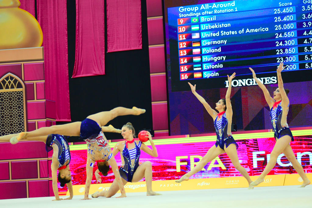 Milli Gimnastika Arenasında dünya çempionatı çərçivəsində qrup hərəkətlərdə komanda yarışları davam edir (FOTO)