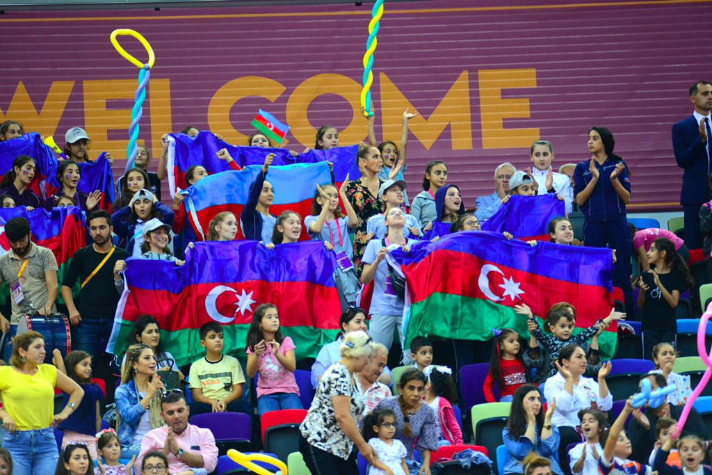 Milli Gimnastika Arenasında dünya çempionatı çərçivəsində qrup hərəkətlərdə komanda yarışları davam edir (FOTO)