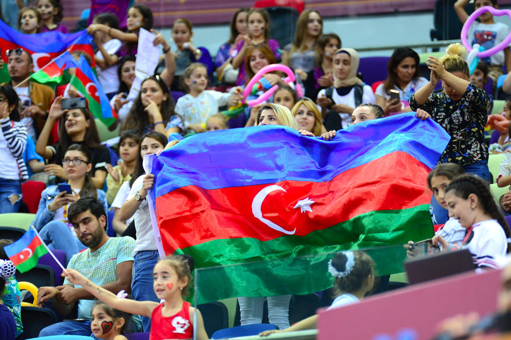 Milli Gimnastika Arenasında dünya çempionatı çərçivəsində qrup hərəkətlərdə komanda yarışları davam edir (FOTO)